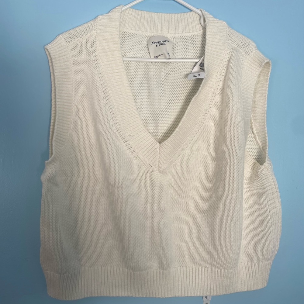 NWT. XL A&F cropped cream vest. Home without animals and nonsmoking.